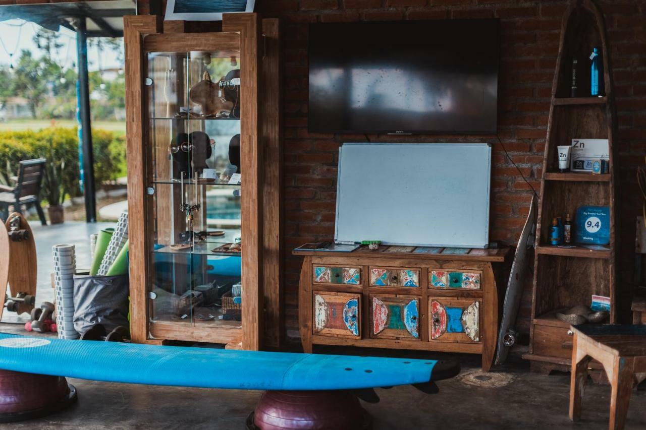 Big Brother Surf Inn Canggu  Bagian luar foto